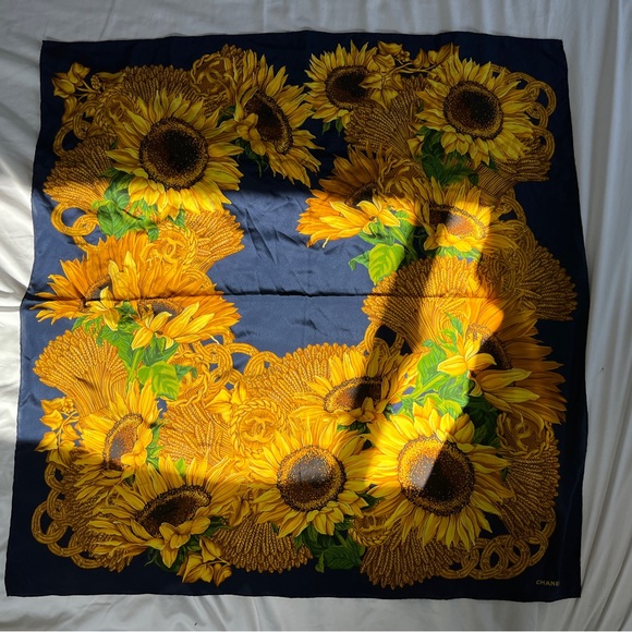 Stunningly beautiful twill silk Chanel Scarf with Yellow Sunflowers and Wheat - Picture 5 of 9